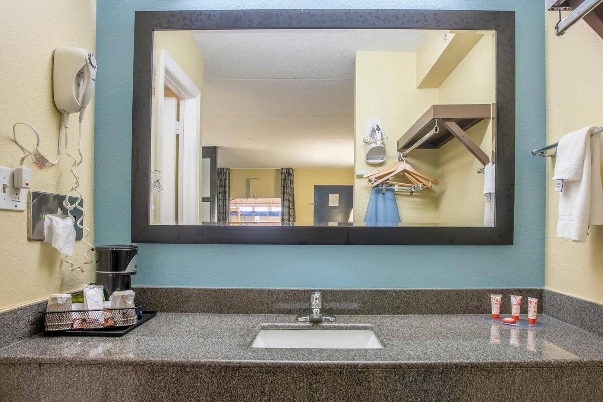 Oyo Hotel Knoxville Tn Cedar Bluff I-40 Eksteriør bilde